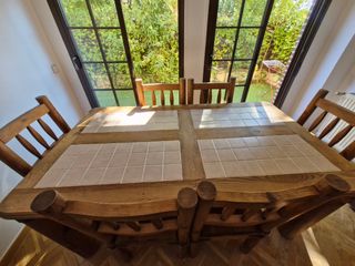 Mesa de comedor y seis sillas.