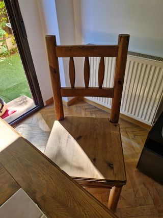 Mesa de comedor y seis sillas.