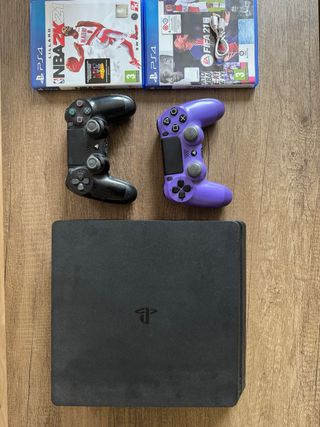 PS4 Slim + 2 mandos (negro y morado)
