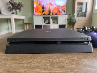 PS4 Slim + 2 mandos (negro y morado)
