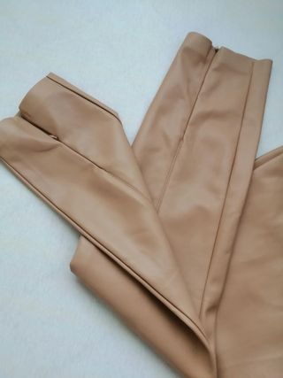 Pantalón polipiel beige