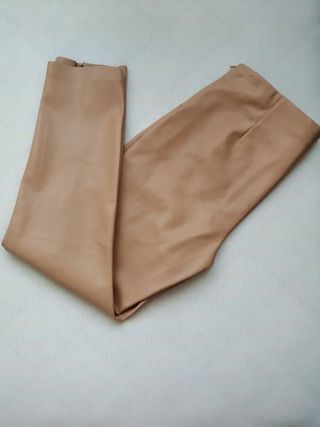 Pantalón polipiel beige