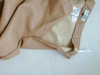 Pantalón polipiel beige