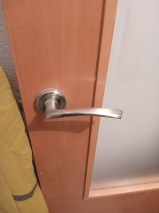 Puerta de madera con cristal. 