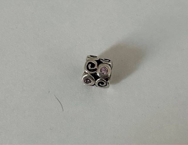 Charm Pandora con brillantes rosas