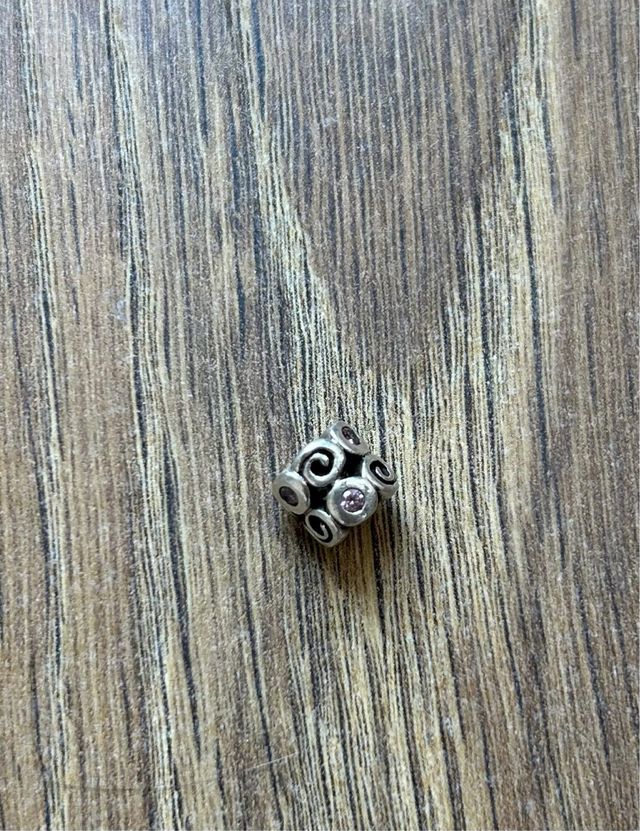 Charm Pandora con brillantes rosas