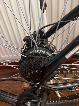 Bicicleta Eléctrica Negra y Amarilla