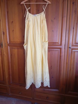 Vestido Zara troquelado y bordado.