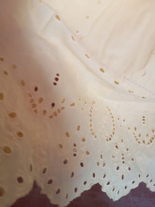 Vestido Zara troquelado y bordado.