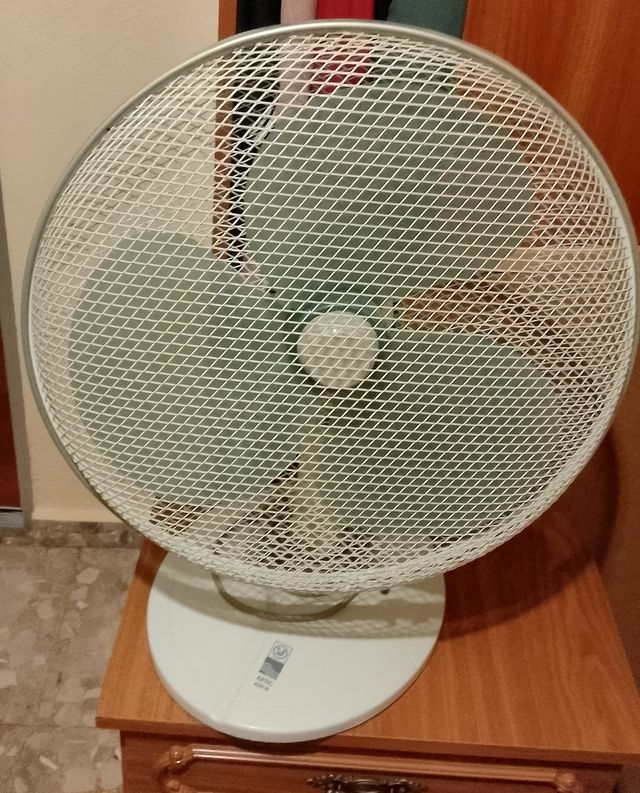 Ventilador de mesa plateado y blanco