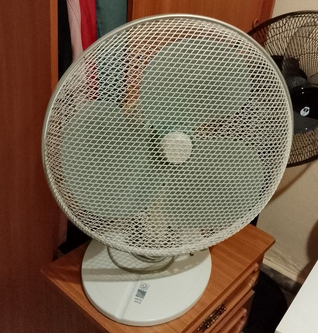 Ventilador de mesa plateado y blanco