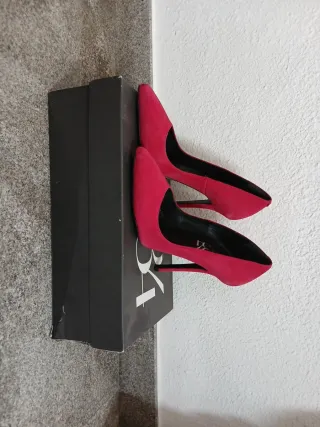 Zapatos de tacón color cereza