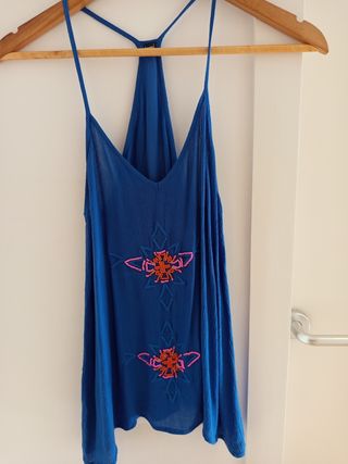 Camiseta azul abalorios
