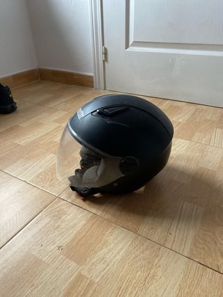 Casco de moto negro con visera