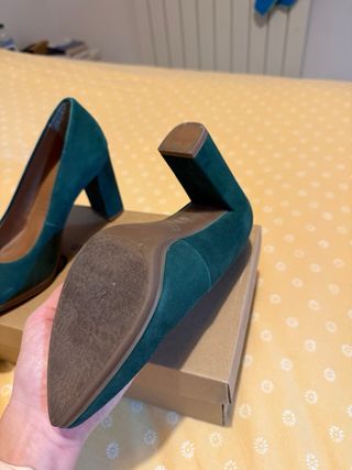 Zapatos de salón Mimao verdes puestos   una hora!!