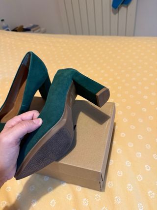 Zapatos de salón Mimao verdes puestos   una hora!!