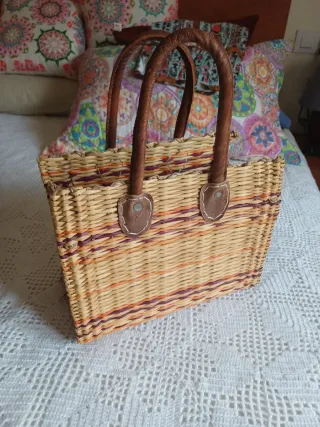 Bolso de mimbre con asas de cuero