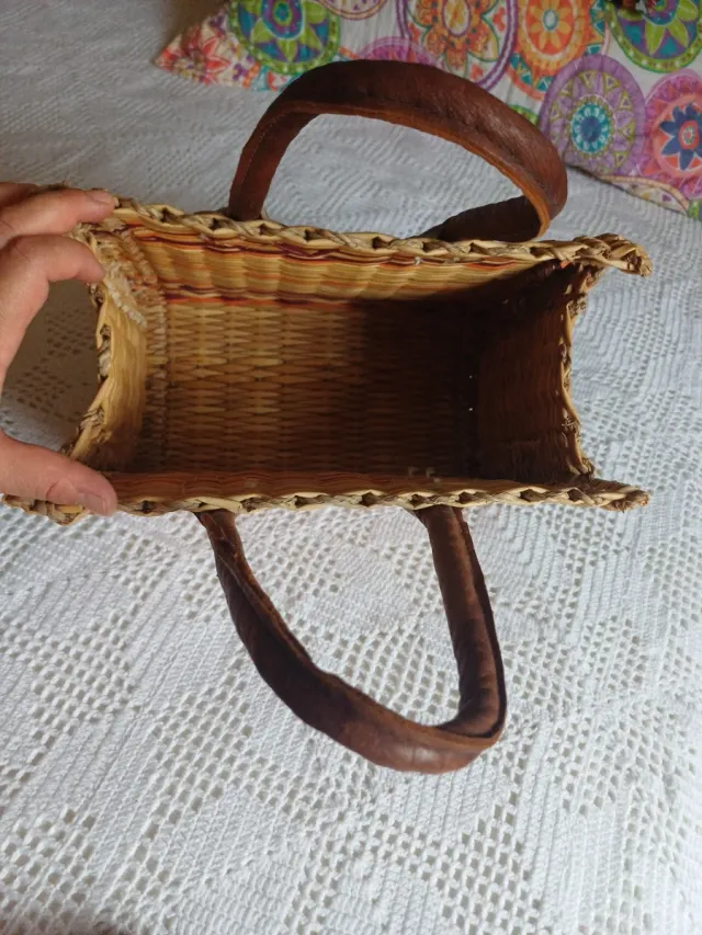 Bolso de mimbre con asas de cuero