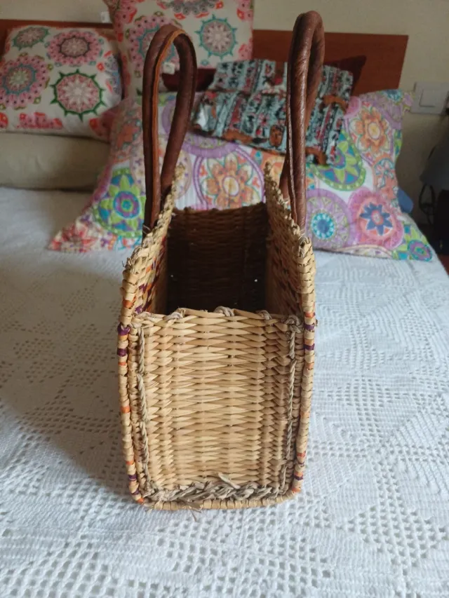 Bolso de mimbre con asas de cuero