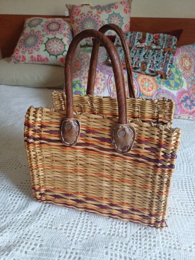 Bolso de mimbre con asas de cuero