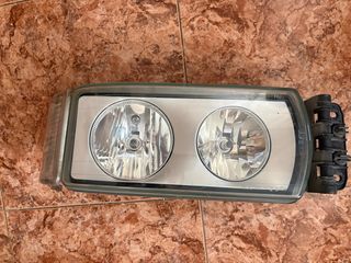 Faro Derecho IVECO en perfecto estado.