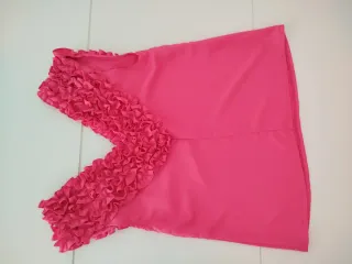 Blusa fucsia con volantes en forma de flores