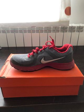 Zapatilla Nike Talla 41 Gris y Rojo