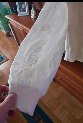 Jersey crema con mangas bordadas