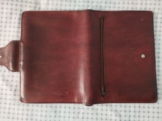 Carpeta de piel marrón con cremallera