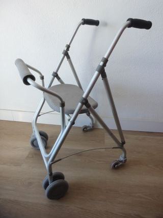 ANDADOR PLEGABLE CON ASIENTO