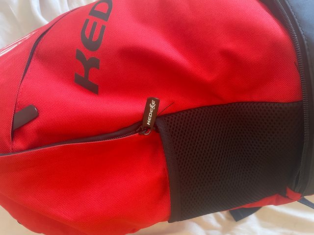 Mochila roja con logo Atletico y KEDEXE