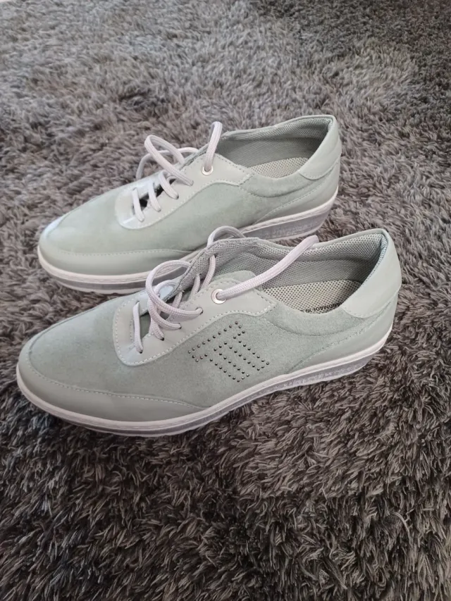 Zapatillas casual verdes y plateadas