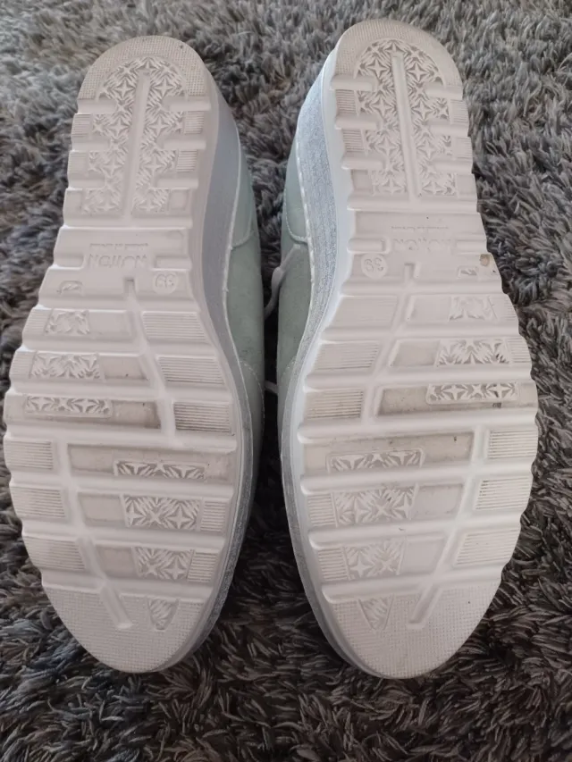 Zapatillas casual verdes y plateadas