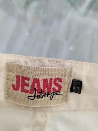 Vaqueros Jota+Ge blancos con etiqueta