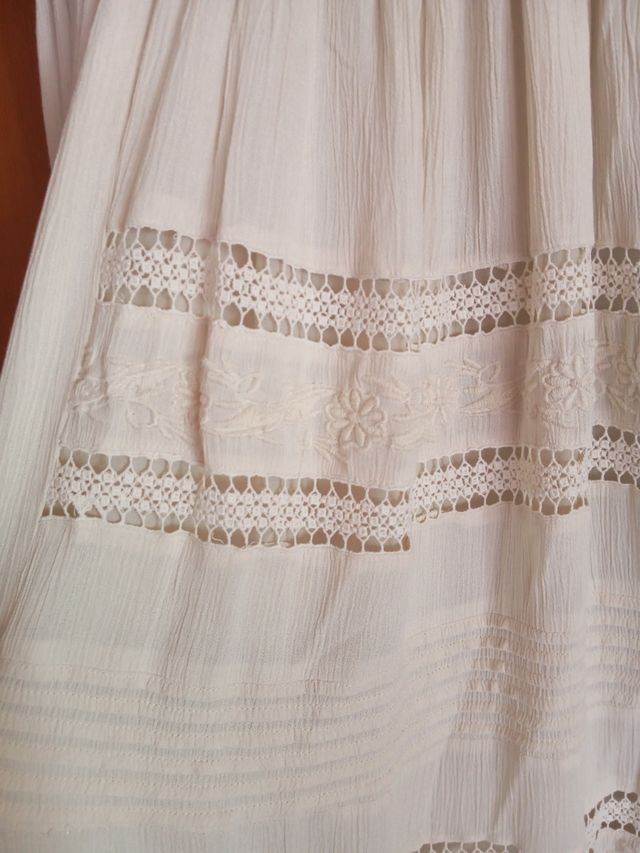 Vestido beige troquelado y bordado