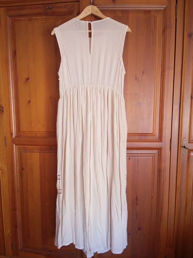 Vestido beige troquelado y bordado