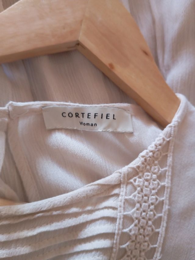 Vestido beige troquelado y bordado