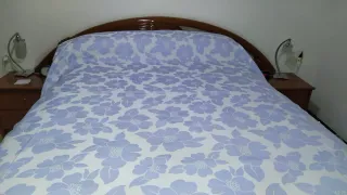 Colcha entretiempo floral azul y blanco