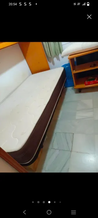 Dormitorio juvenil con gran capacidad, color miel