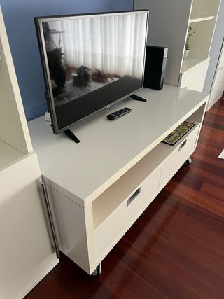 Mueble TV salón blanco y negro