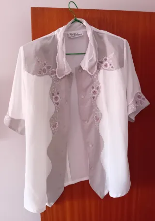 Blusa floral bordada