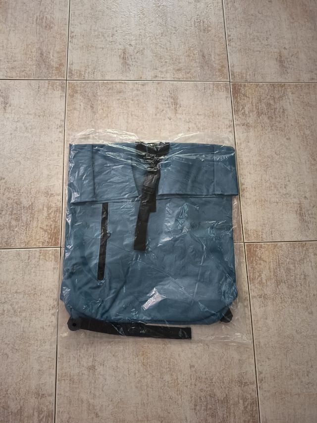 Mochila azul y negra