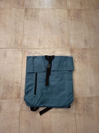 Mochila azul y negra