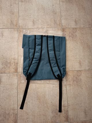 Mochila azul y negra