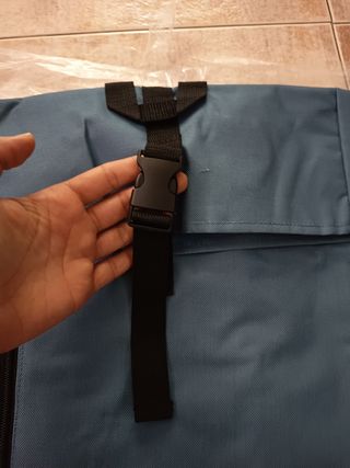 Mochila azul y negra
