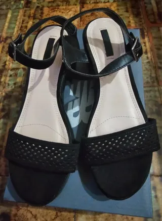 Sandalias Chika10 tacón bajo negras