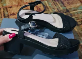 Sandalias Chika10 tacón bajo negras