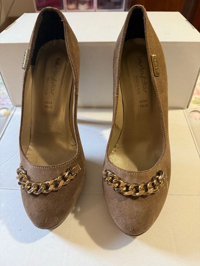 Decolletè Byblos camoscio con catena oro