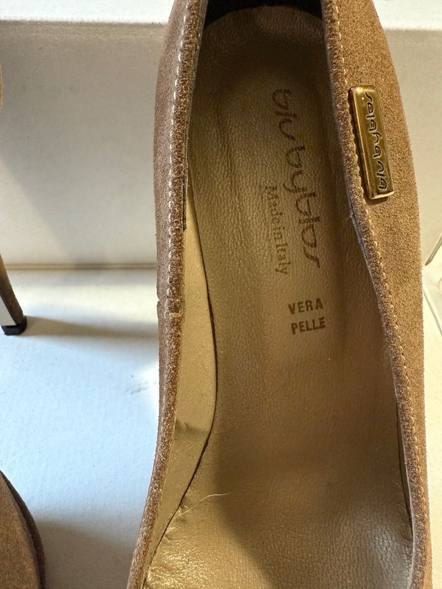 Decolletè Byblos camoscio con catena oro