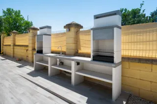 Parcela con 3 casas con piscina compartia,carmona